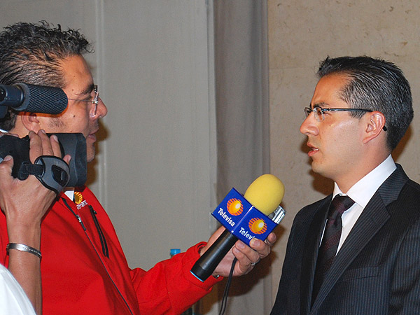 Carlos Yarza, entrevistando