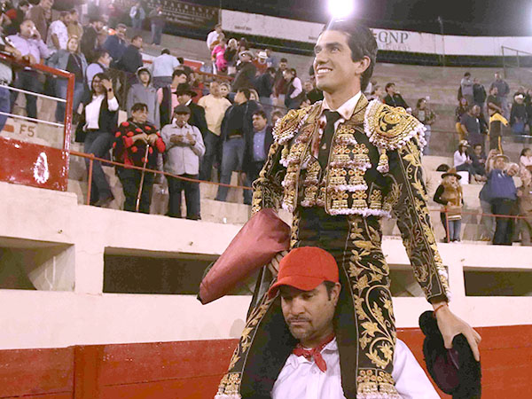 Dos orejas y salida en hombros