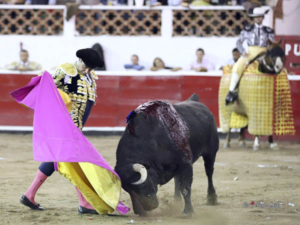 Abrochando a una mano