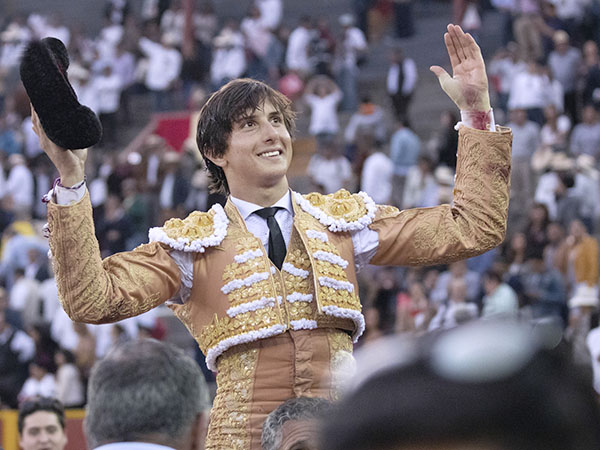 Roca Rey a hombros en Acho