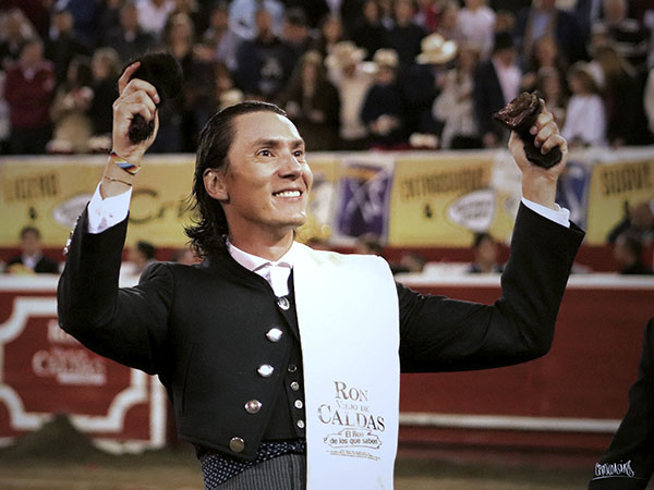 Sali� en hombros en Manizales