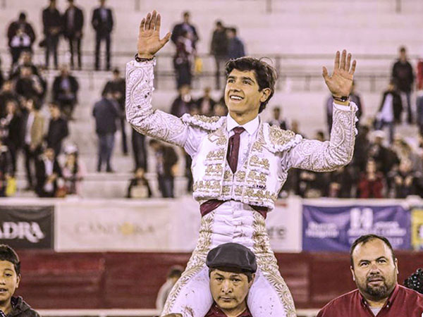 Luis David, a hombros en Le�n