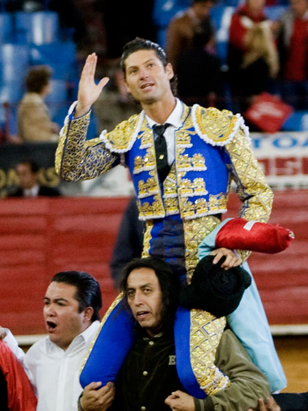 Triunf� y sali� a hombros Ochoa