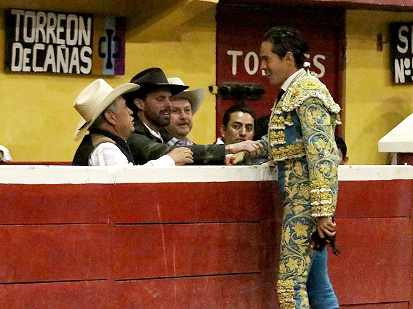 Felicitando a los ganaderos