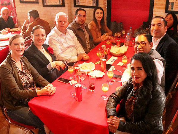 El alcalde llegando a la plaza