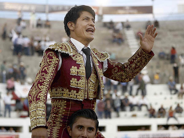 Tarde de tres orejas en Ju�rez