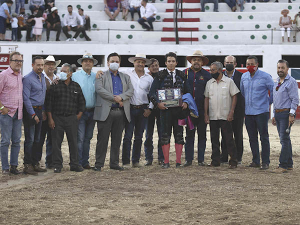 Diploma y trofeo para Chihuahua