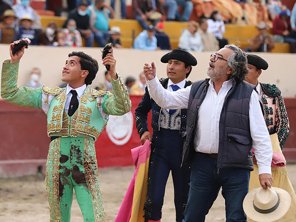 Dos orejas y vuelta con el ganadero