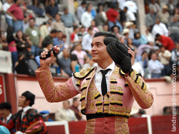 Cortaron una oreja cada uno