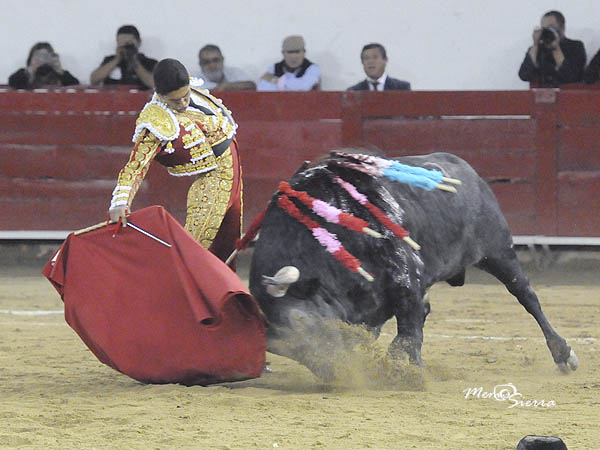 Ya por la derecha...