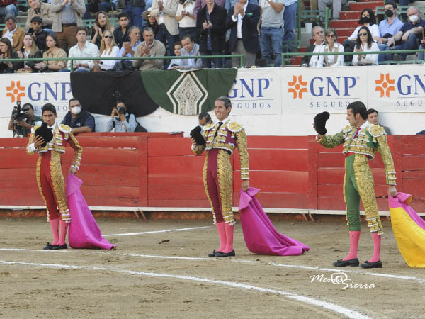 Saludo entre aplausos