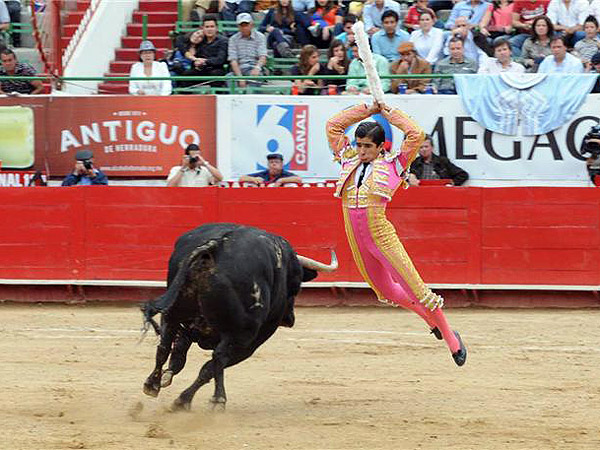 Asom�ndose al balc�n