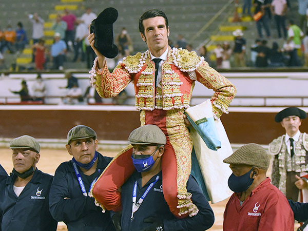 De Justo, tres orejas en Cali