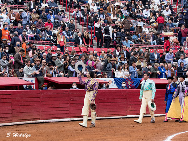 Recibiendo el cari�o del publico