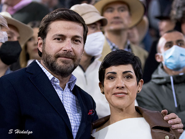 Juan Carlos de los Reyes y esposa