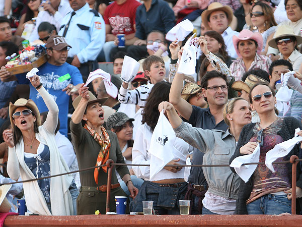Los pa�uelos pidiendo el trofeo