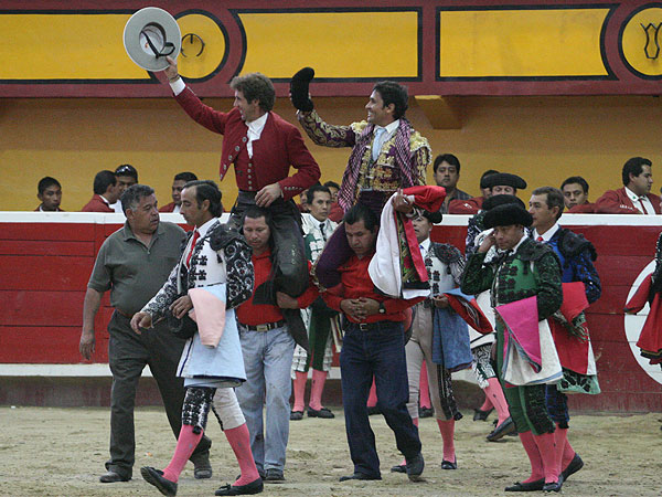 Hermoso y El Cuate a hombros