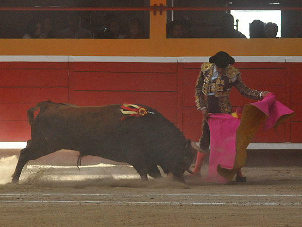 Alberto abri�ndose de capa