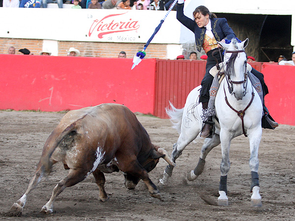 M�nica recibiendo al �ltimo