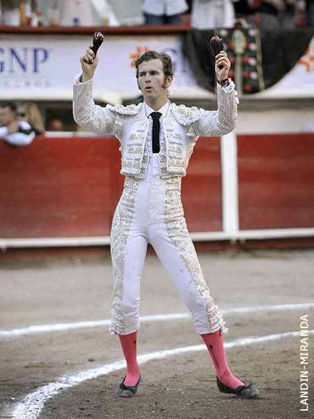 Dos orejas a El Payo