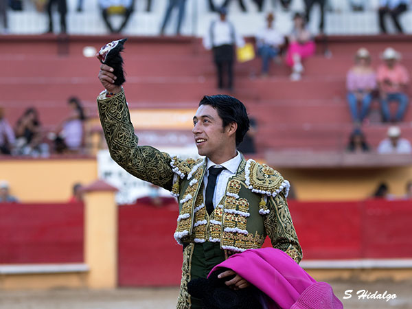 Sergio Flores, corta una oreja