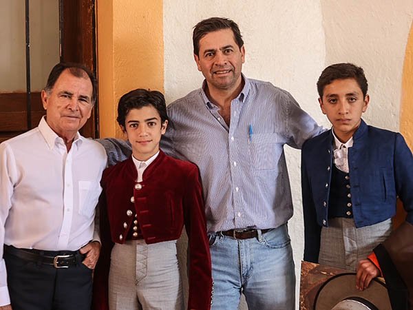 Eloy y Checo con los chavales