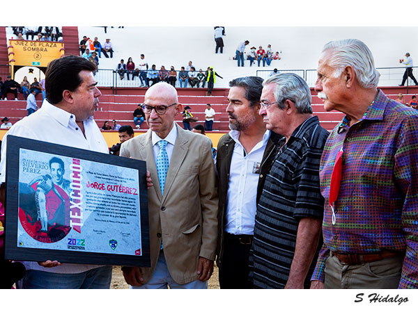 Pedro Haces entrega reconocimiento