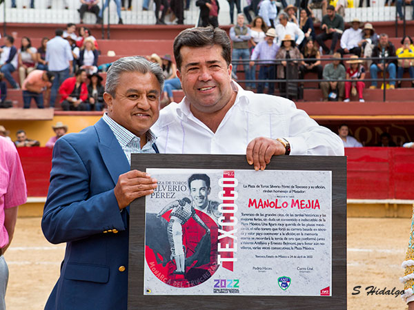 Pedro Haces, entrega reconocimiento