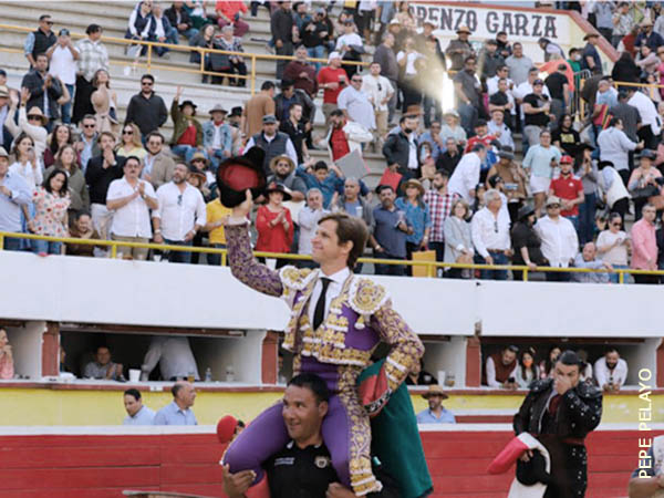 Se lleva la tarde con dos orejas