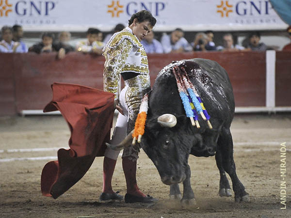 Cambio de mano por la espalda