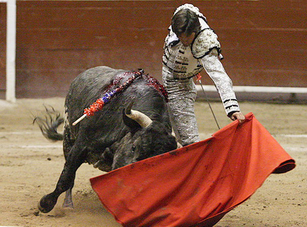 Se lo zumb� por naturales