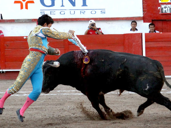 Asom�ndose al balc�n