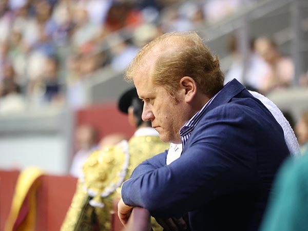 Juan Carlos, atento a la lidia