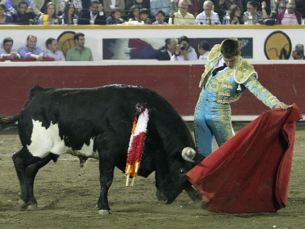 Julian regal� un toro