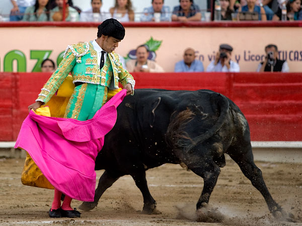 Aguantando a pies juntos