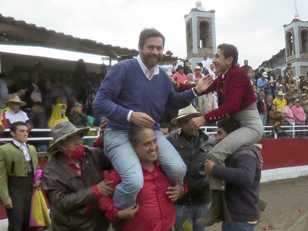 Sergio y Juan Pablo en hombros