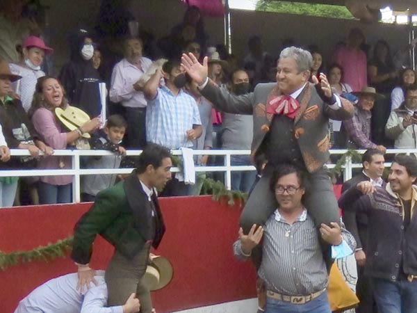 Triunfal salida de Manolo