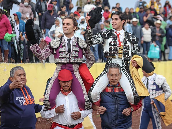 Ambos matadores en volandas