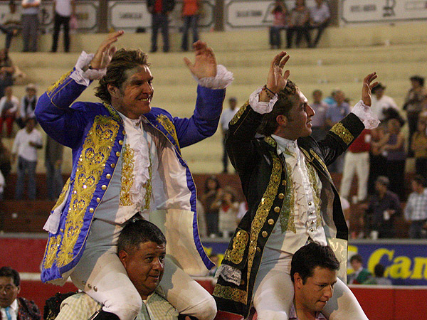 Ambos salieron en volandas