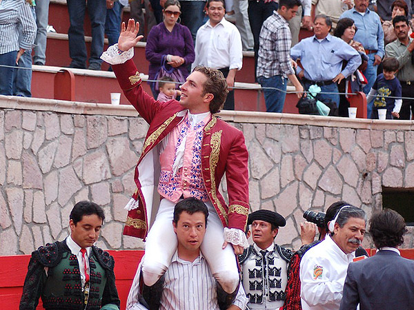 Jorge, saliendo en hombros