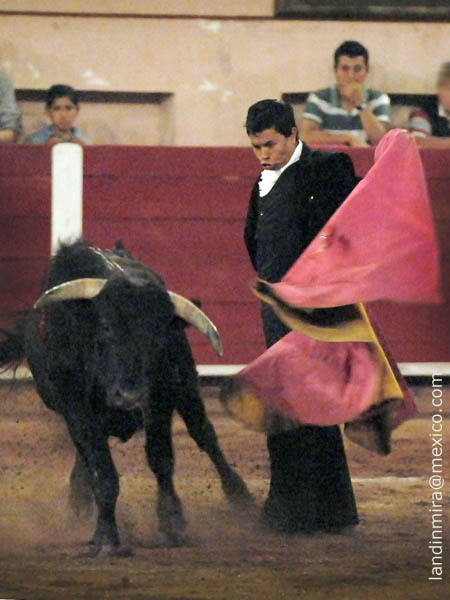 El capote en la espalda