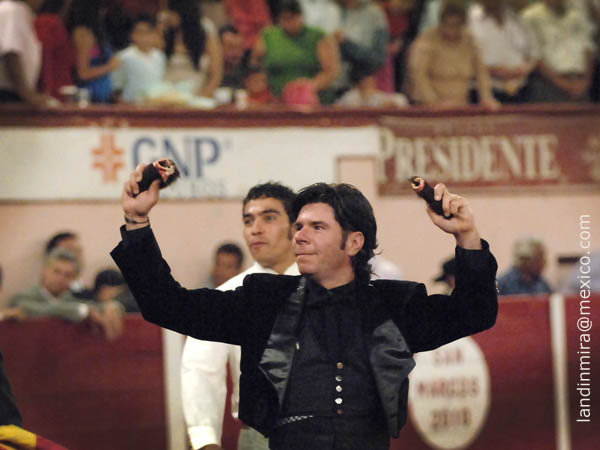 Dos orejas a Juan Carlos