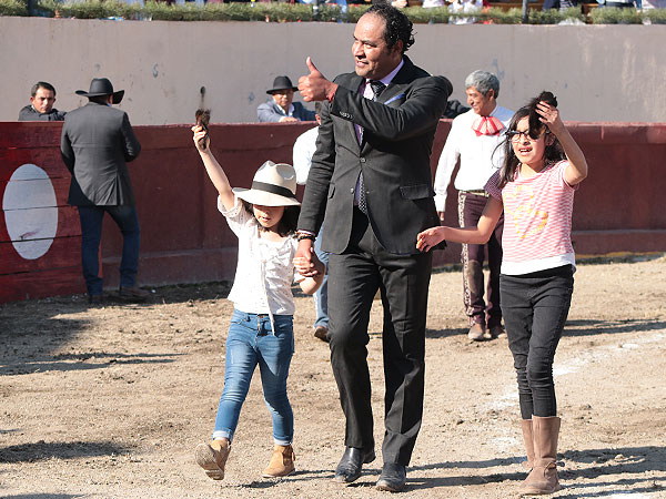 El matador Jos� Luis y sus hijas