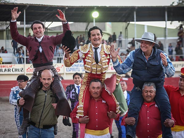 Los protagonistas en volandas