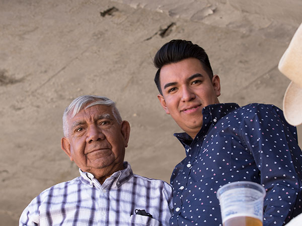 El Chiflido con su nieto Alex