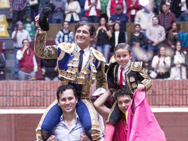 Adame, a hombros de Juanito