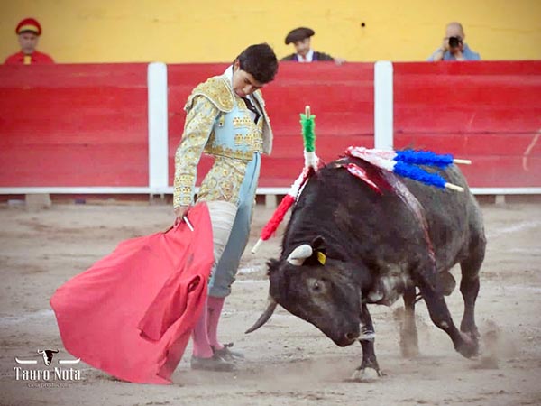 A pies juntos en los medios