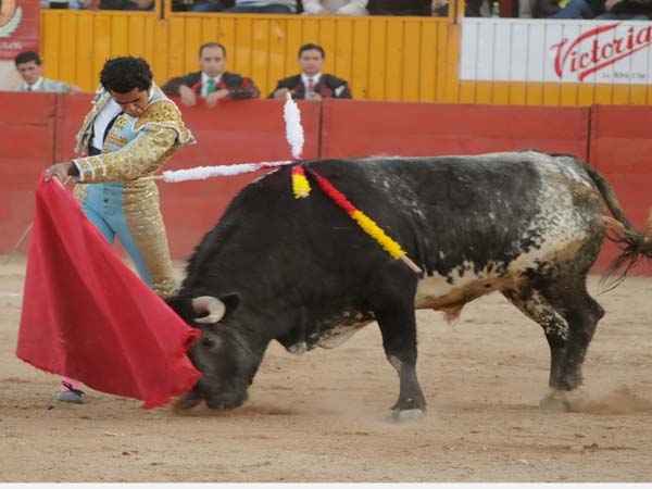 Cort� una oreja en cada toro