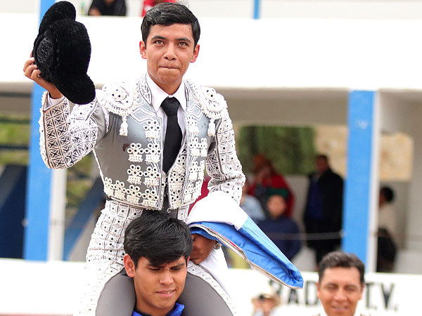 Palomo, salida triunfal a hombros