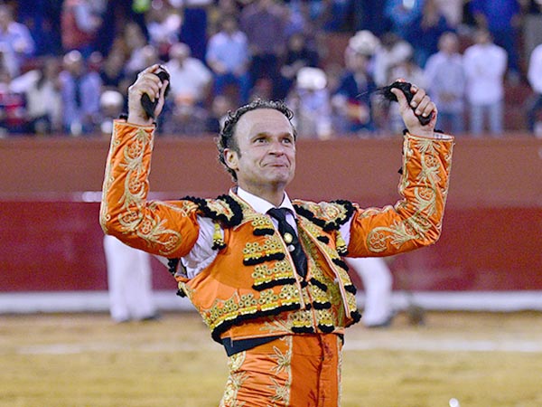 Dos orejas al hispano